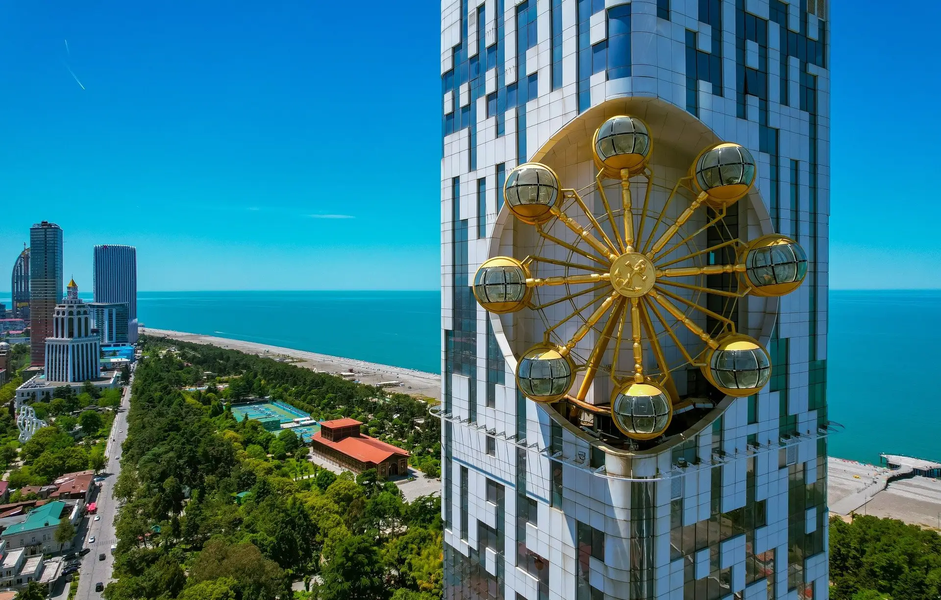 Башня Batumi Tower и побережье Батуми